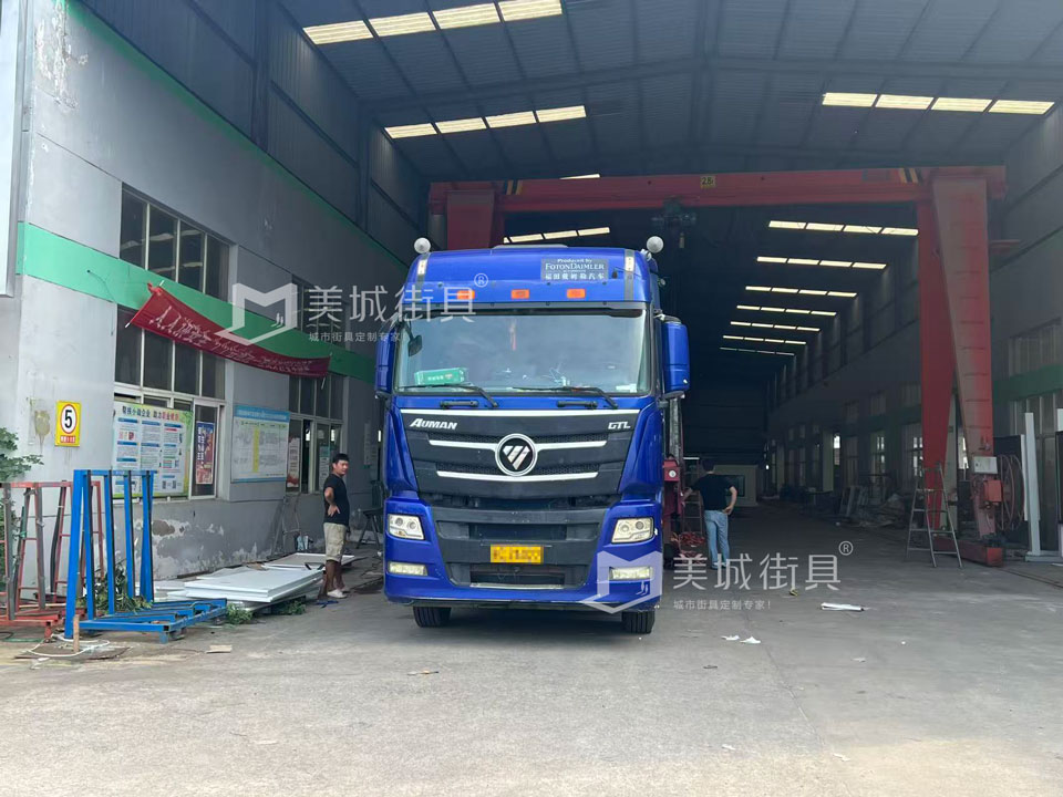 江蘇美城街具為新疆定制公交候車亭第四批發(fā)貨案例